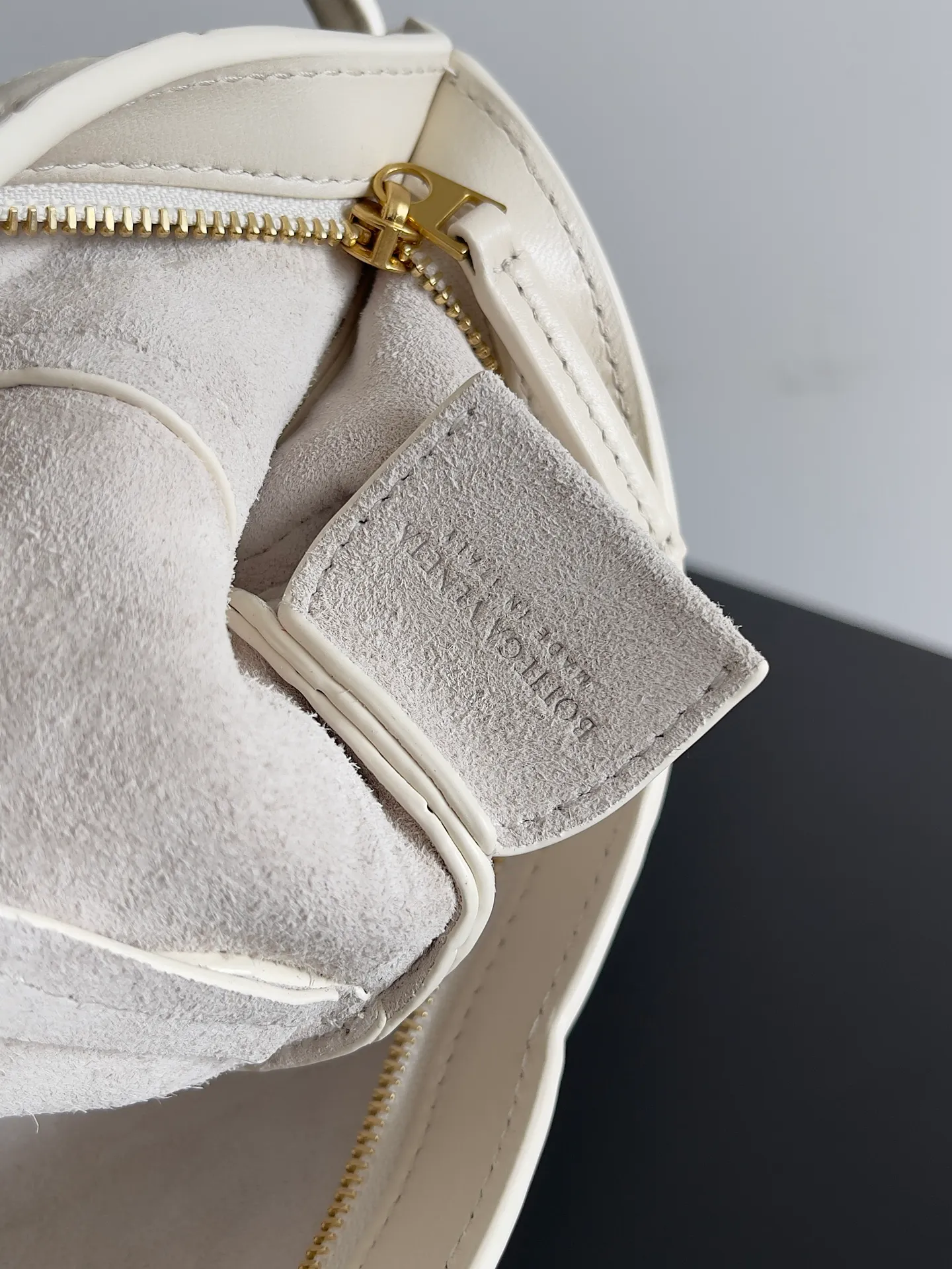 Batch 1660 BVMini Solstce's latest armpit bag, with a relaxed feel in summer. It's really cute. Knot metal knots are decorated on both sides to add interest. BV's recent soul elements are not found in every bag. Compared with the other two sizes, this mini is more elegant and refined. Niche personality 🉑Salt🉑Sweet Style number: 796378 Size: 28*18*depth 5cm